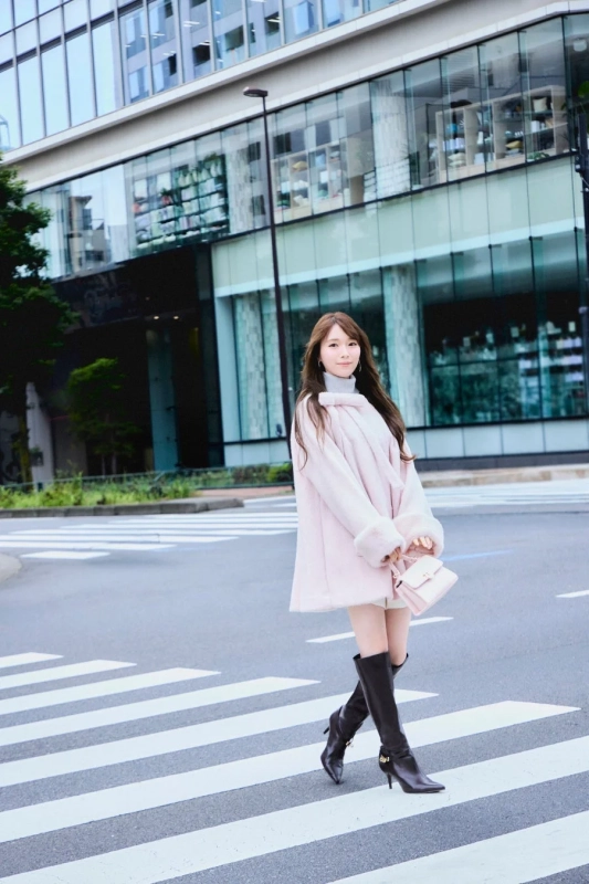街中でピンクのファーコートを着用した守屋麗奈さん