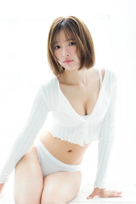 白いランジェリーとカーディガン姿の一ノ瀬瑠菜さん