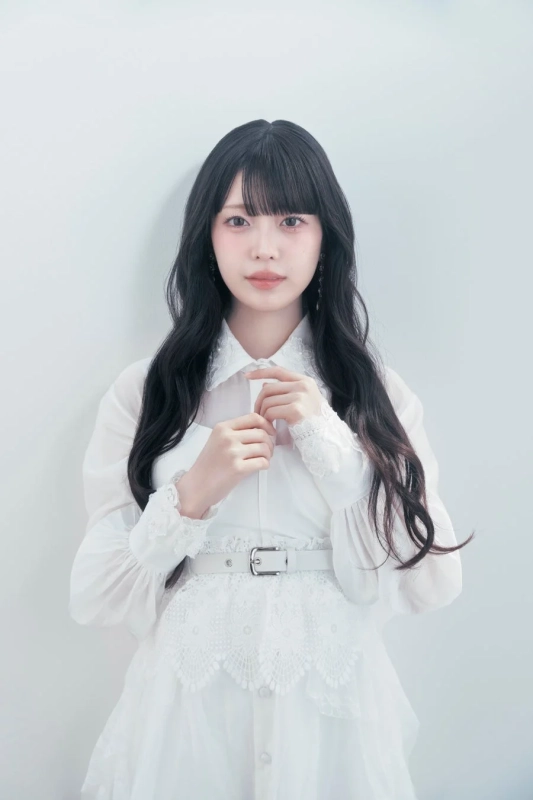 白い衣装をまとった花耶のポートレート