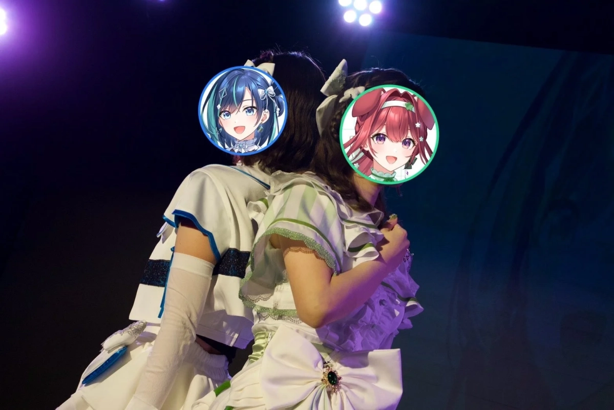 ステージ上で華やかな衣装をまとった2人の人物