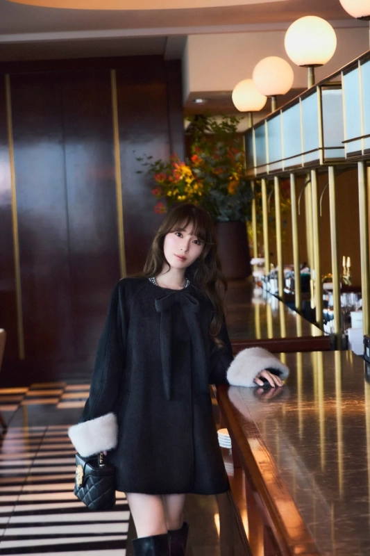 黒いファー付きコートを着用した守屋麗奈さん