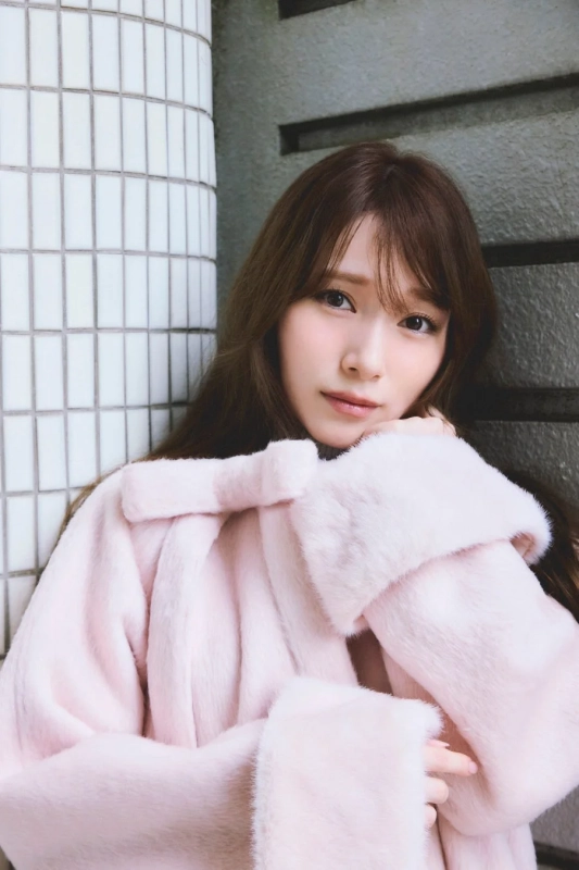 ピンクのファーコートを着用した守屋麗奈さん
