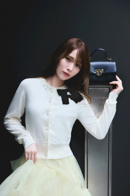 白いカーディガンとチュールスカートを着用した守屋麗奈さん