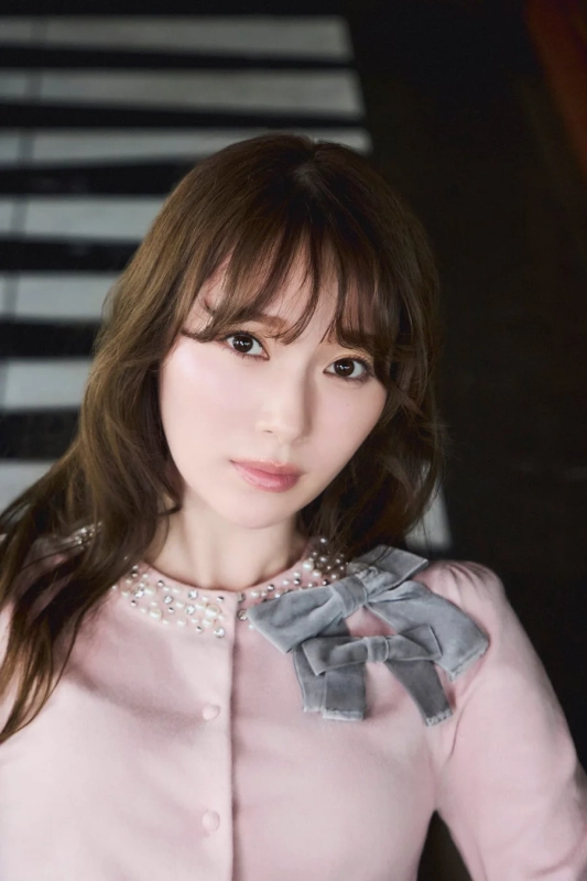 ピンクのカーディガンを着用した守屋麗奈さん