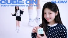 女性がキューブを持つ