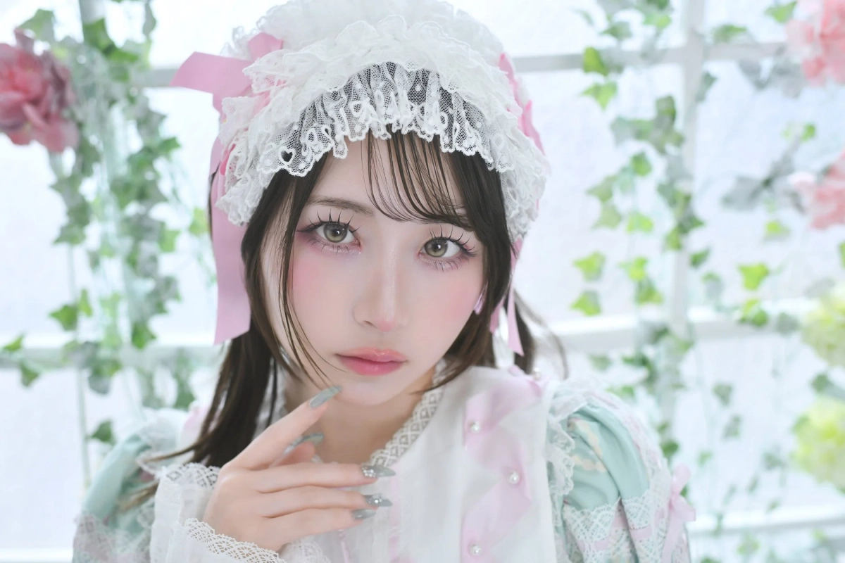 島村嬉唄がロリィタドレスを着用したポートレート